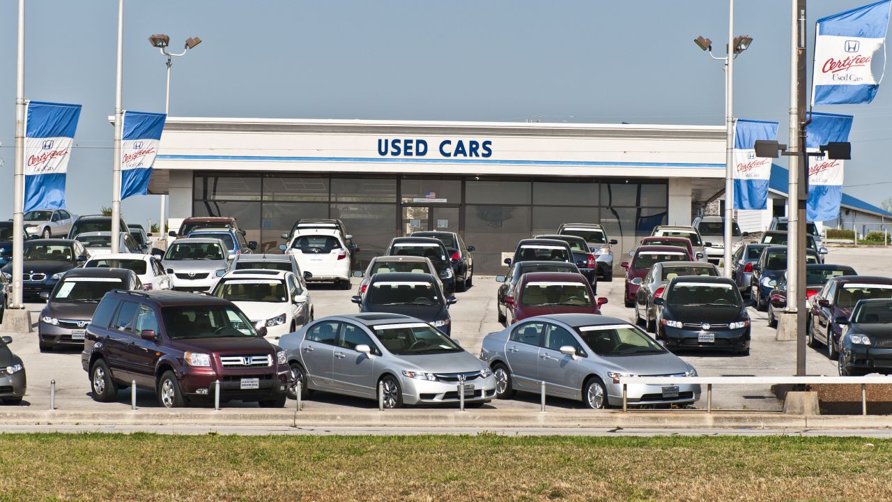 Tăng giá liên tục, hãng phải nhập xe mới cho có để bán xe cũ