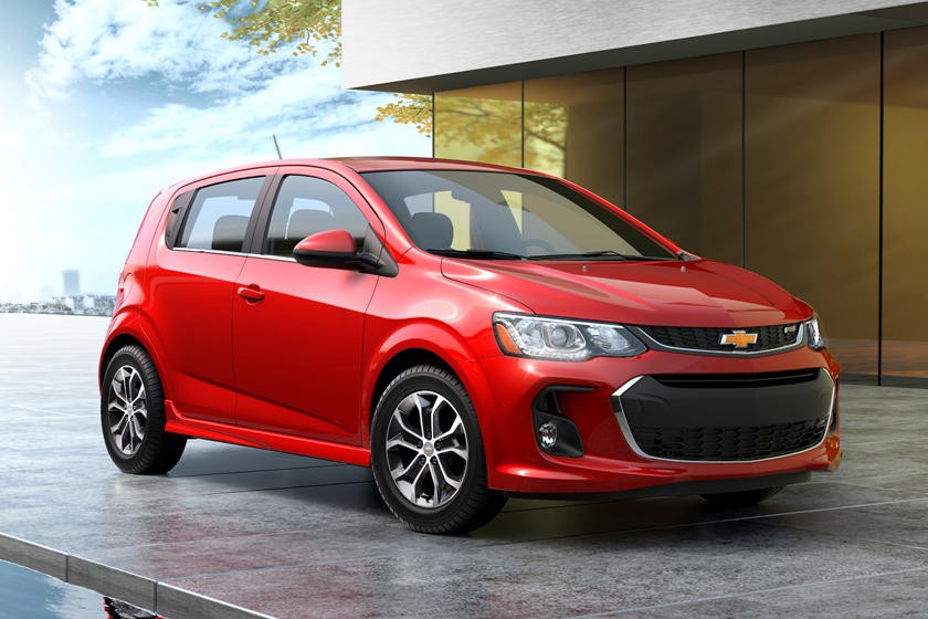 Tăng giá liên tục, hãng phải nhập xe mới cho có để bán xe cũ