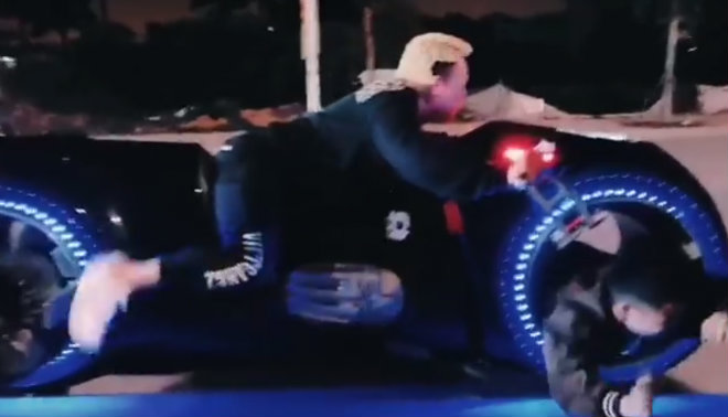 Siêu mô tô 2,7 tỷ ở Hà Nội vừa chạy vừa để người nằm trong bánh