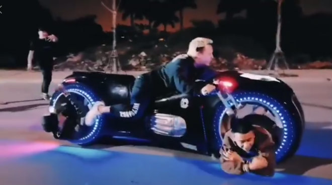 Siêu mô tô 2,7 tỷ ở Hà Nội vừa chạy vừa để người nằm trong bánh