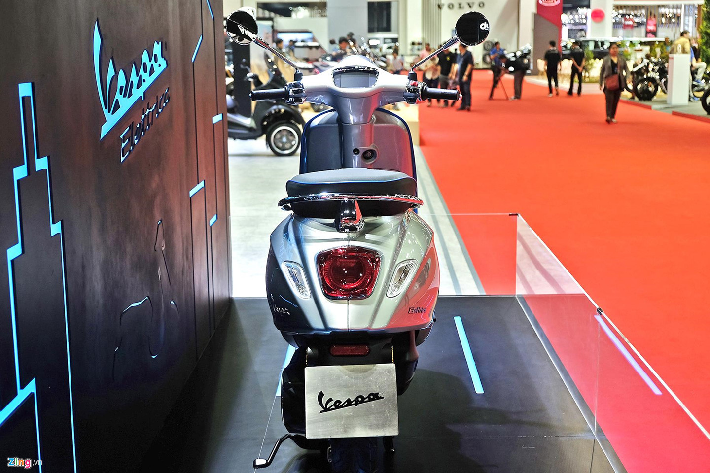 Cận cảnh Vespa Elettrica sắp ra mắt tại VN, thiết kế cũ, giá cao cấp