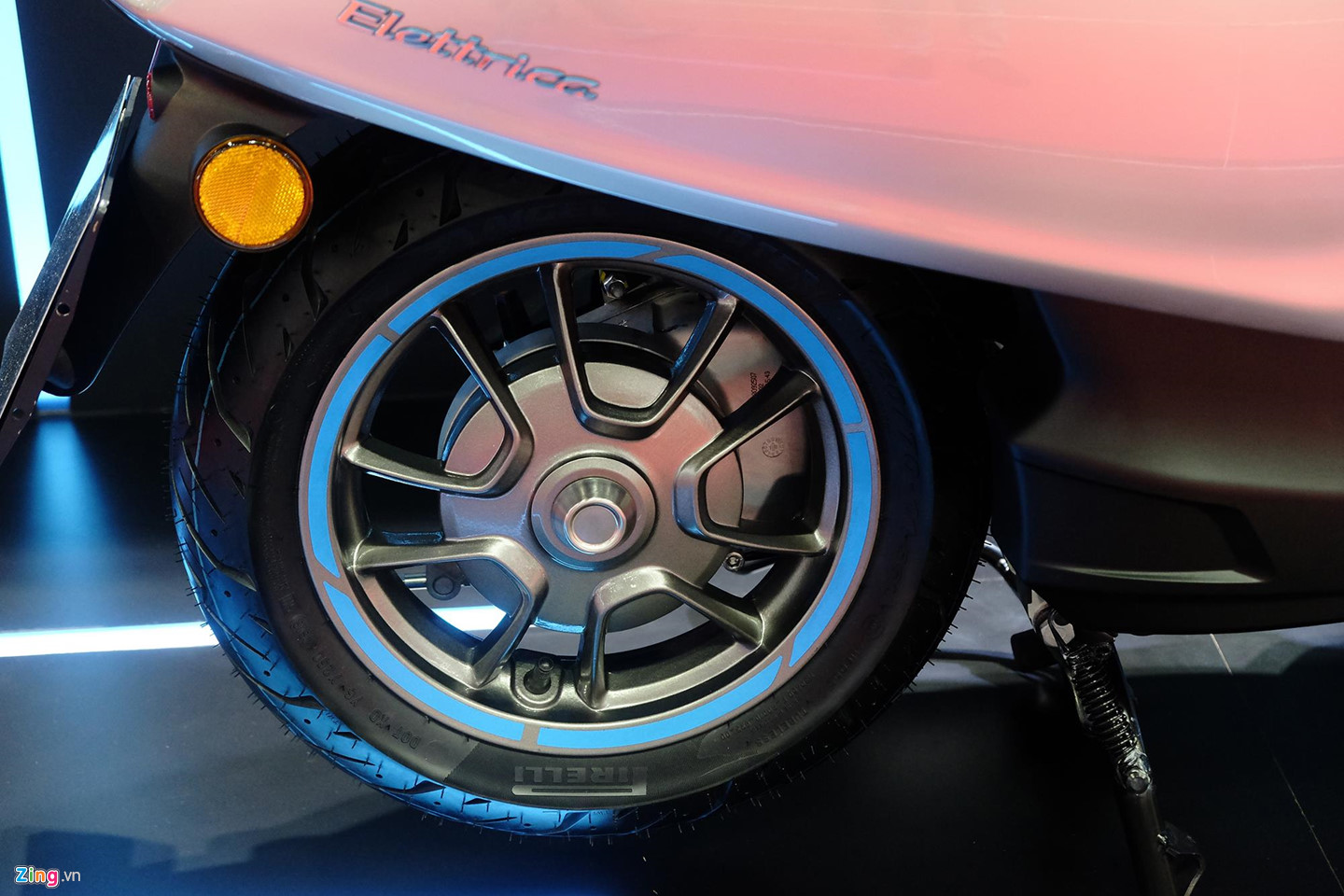 Cận cảnh Vespa Elettrica sắp ra mắt tại VN, thiết kế cũ, giá cao cấp