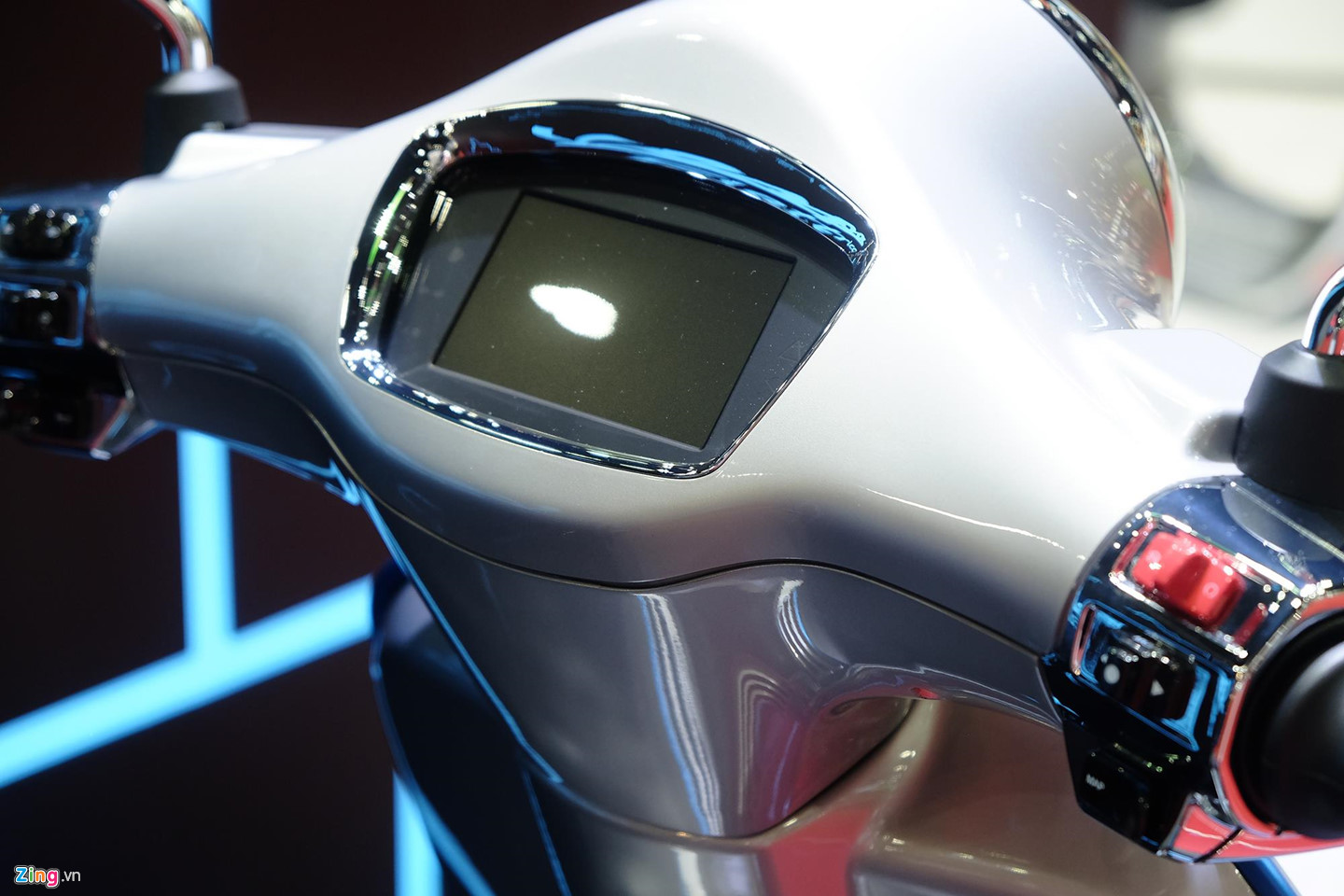 Cận cảnh Vespa Elettrica sắp ra mắt tại VN, thiết kế cũ, giá cao cấp