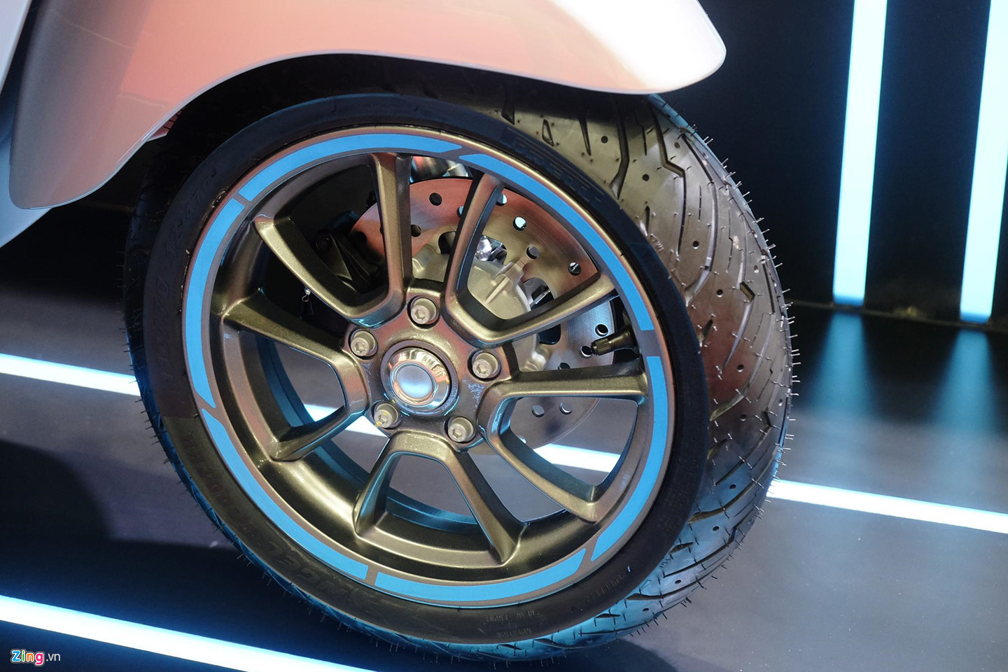 Cận cảnh Vespa Elettrica sắp ra mắt tại VN, thiết kế cũ, giá cao cấp