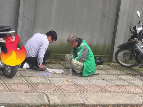 Khoảnh khắc 2 người đàn ông chụm đầu đánh cờ, quên trời đất được chia sẻ nhiều nhất chiều nay