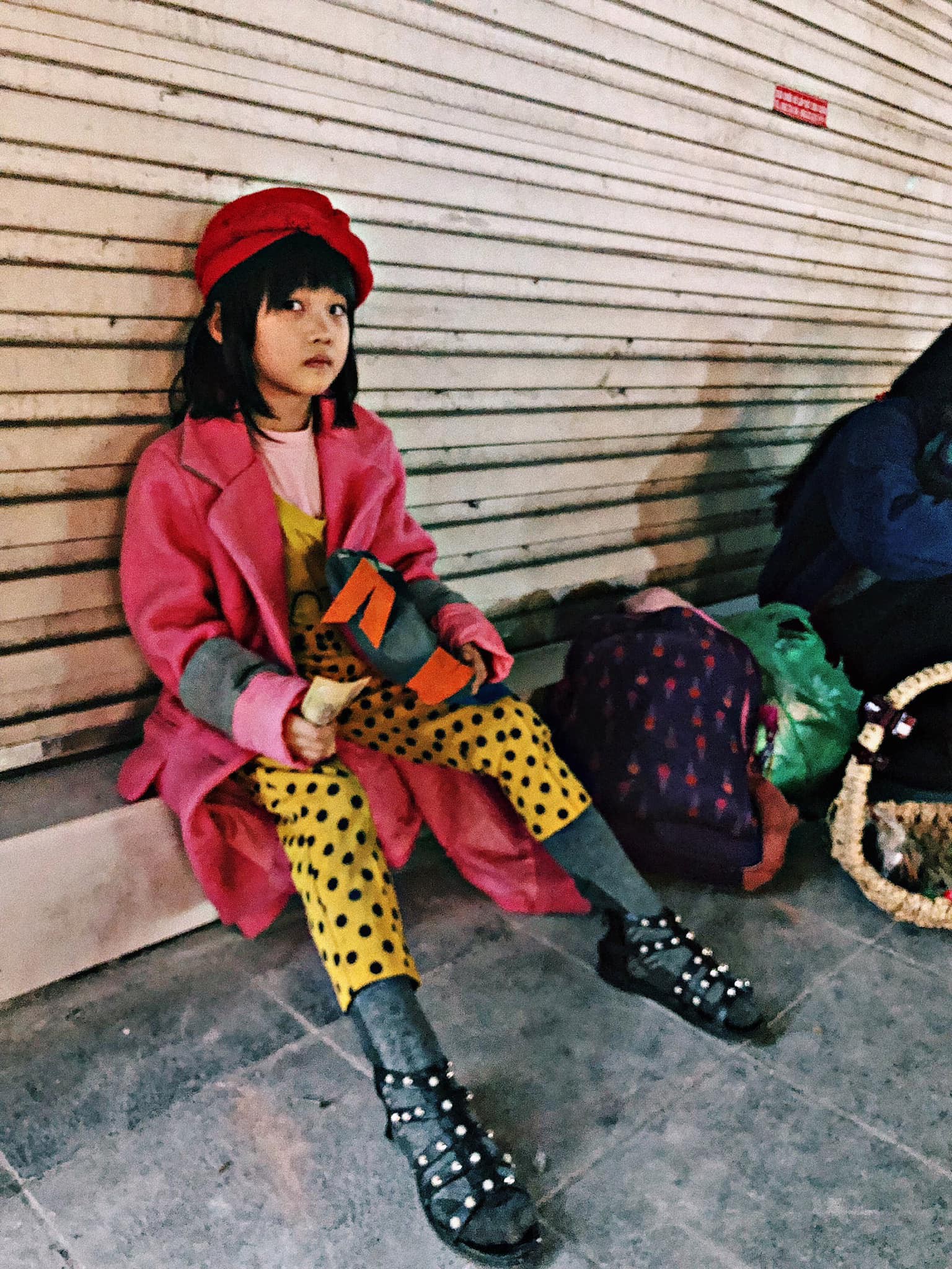 Cô bé vô gia cư 6 tuổi ở Hà Nội gây chú ý với thần thái cùng cách phối quần áo cũ cực chất