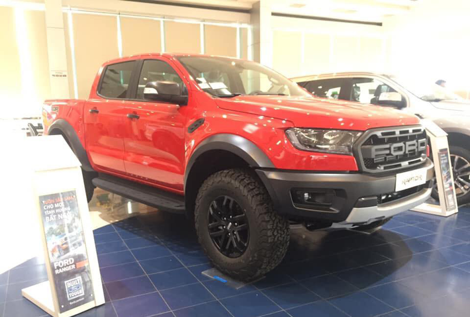 Hàng loạt ô tô trễ hẹn, khách bị móc thêm hàng chục triệu đồng