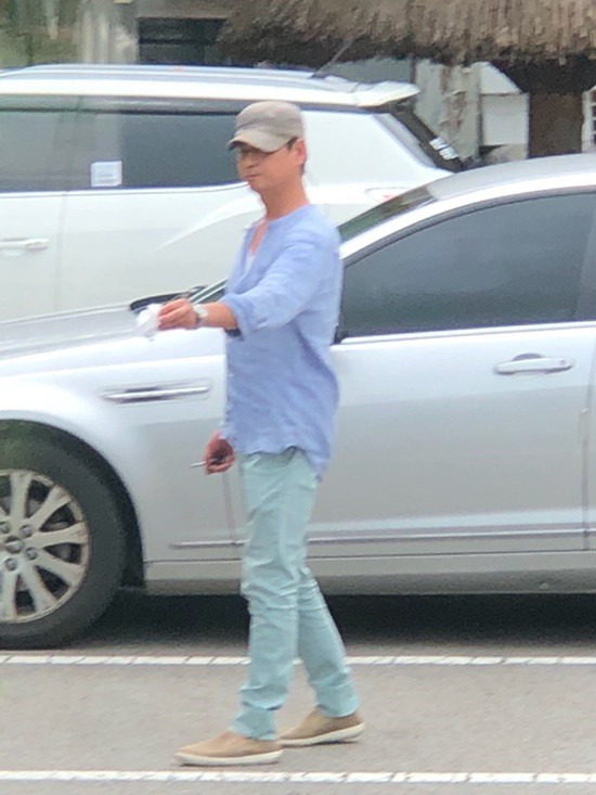 Dispatch khui cặp đôi bố con mới của Kbiz: Tài tử Dream High công khai hẹn hò nữ diễn viên kém tận 20 tuổi