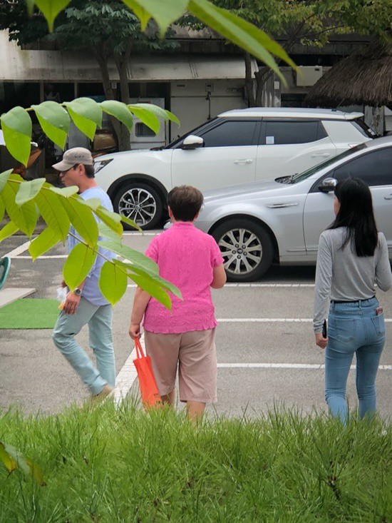 Dispatch khui cặp đôi bố con mới của Kbiz: Tài tử Dream High công khai hẹn hò nữ diễn viên kém tận 20 tuổi