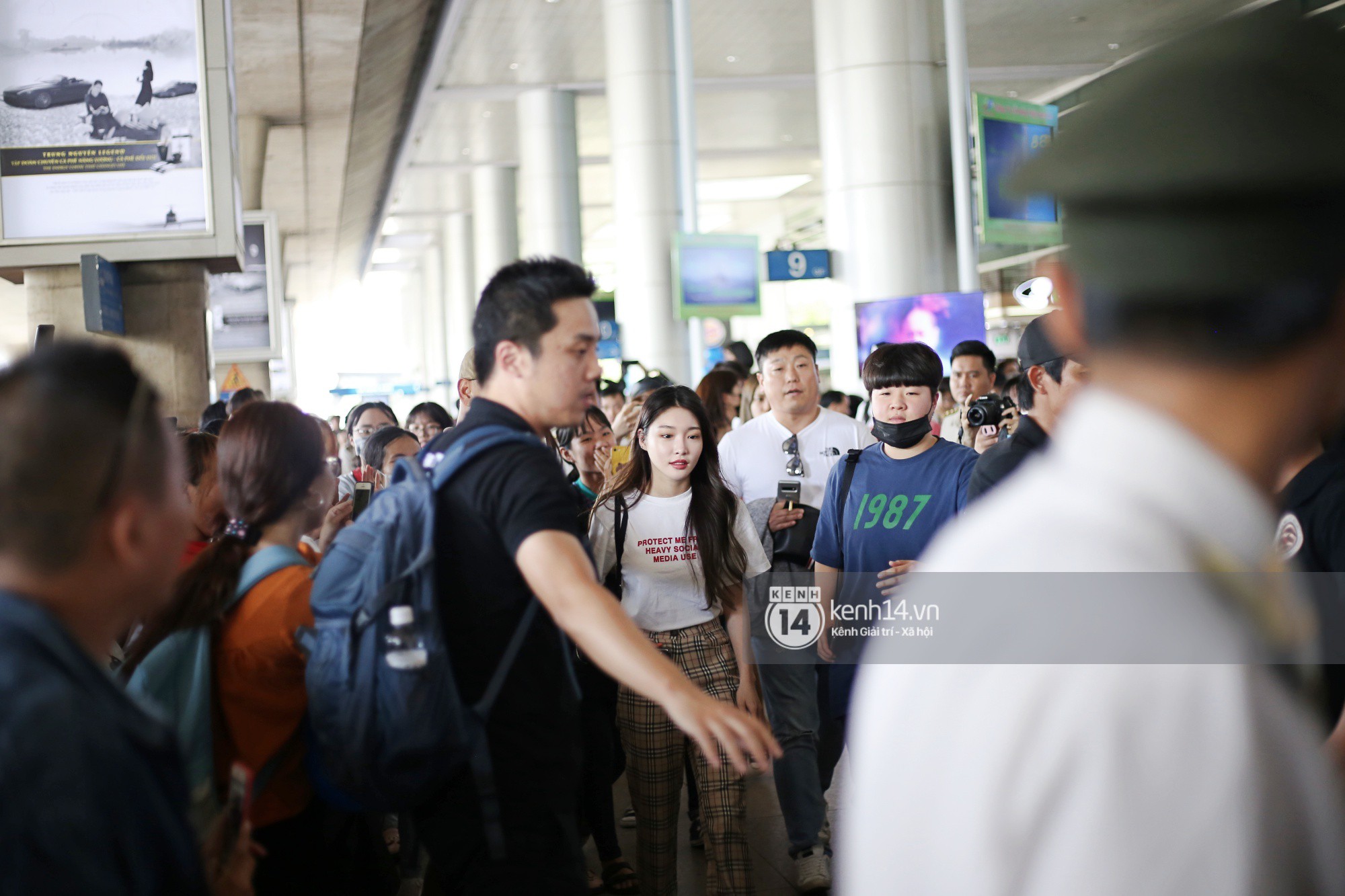 Dàn sao Hàn đổ bộ sân bay Tân Sơn Nhất: Lee Hyori thế hệ mới gặp sự cố mất đồ, Super Junior gây náo loạn