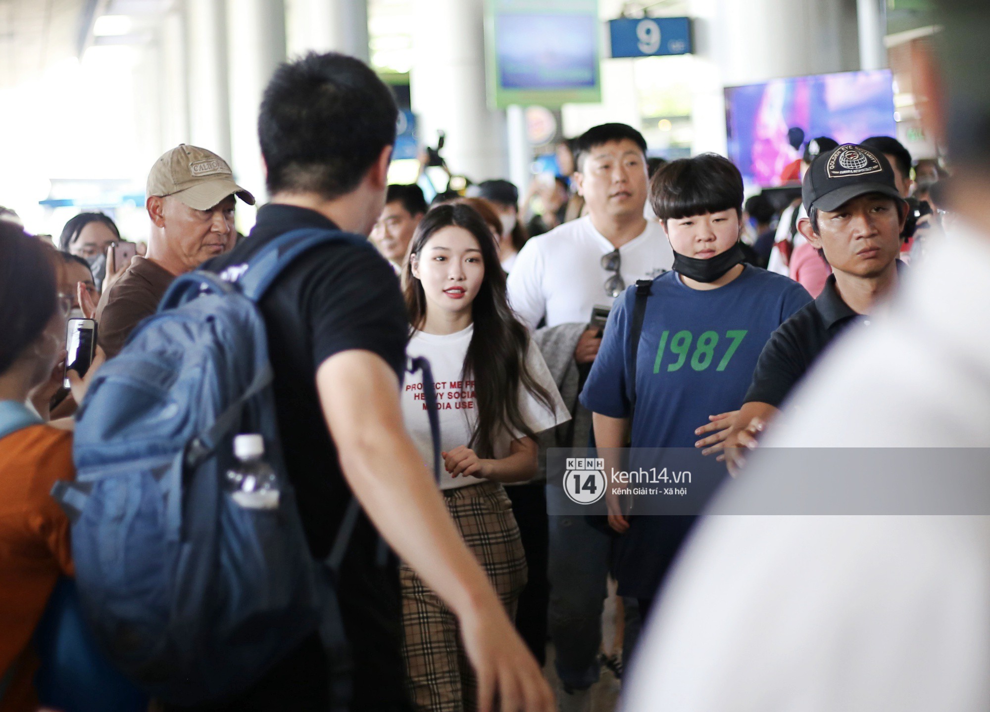 Dàn sao Hàn đổ bộ sân bay Tân Sơn Nhất: Lee Hyori thế hệ mới gặp sự cố mất đồ, Super Junior gây náo loạn