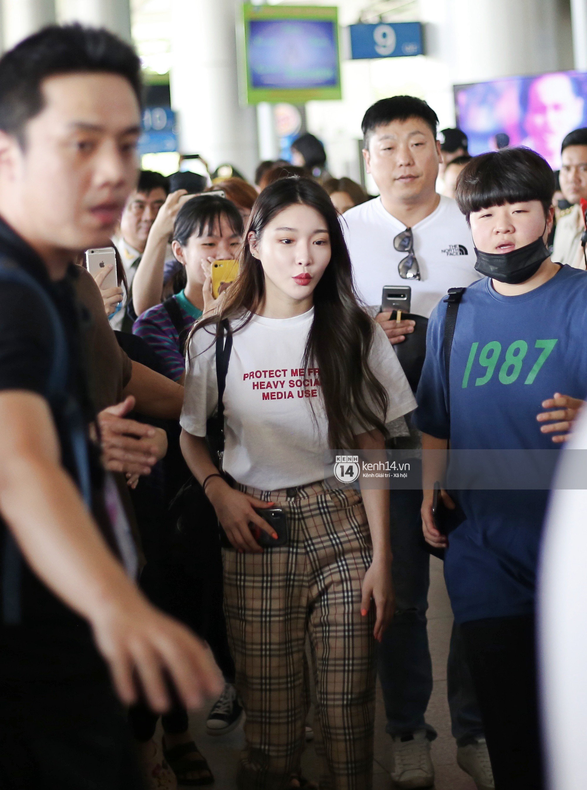 Dàn sao Hàn đổ bộ sân bay Tân Sơn Nhất: Lee Hyori thế hệ mới gặp sự cố mất đồ, Super Junior gây náo loạn