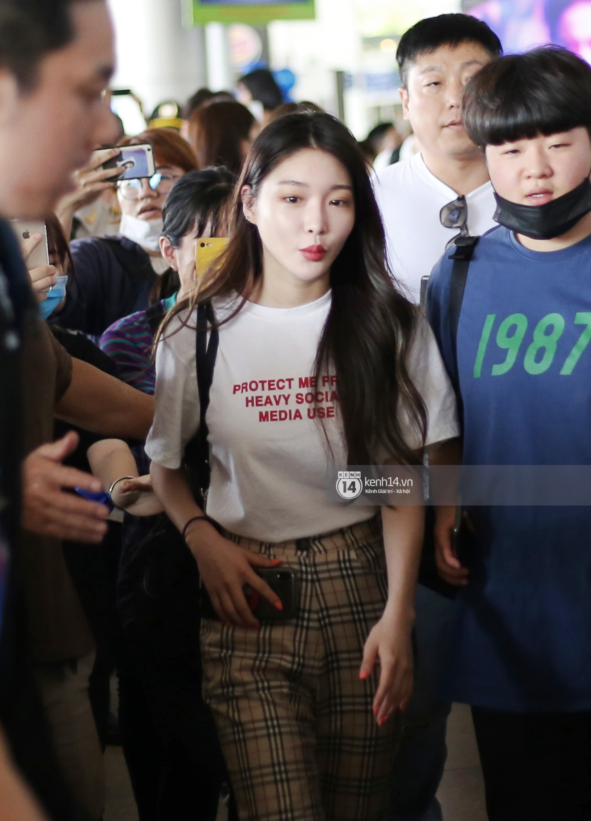 Dàn sao Hàn đổ bộ sân bay Tân Sơn Nhất: Lee Hyori thế hệ mới gặp sự cố mất đồ, Super Junior gây náo loạn