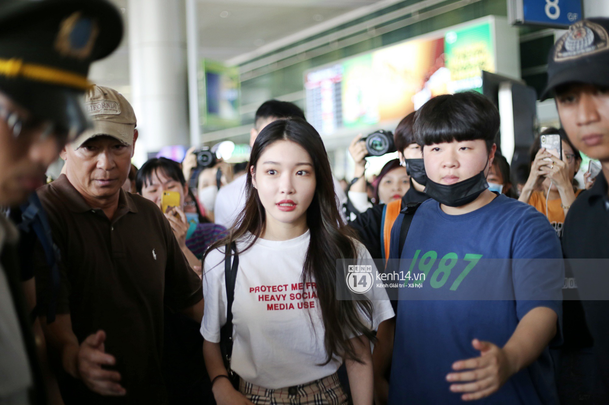 Dàn sao Hàn đổ bộ sân bay Tân Sơn Nhất: Lee Hyori thế hệ mới gặp sự cố mất đồ, Super Junior gây náo loạn