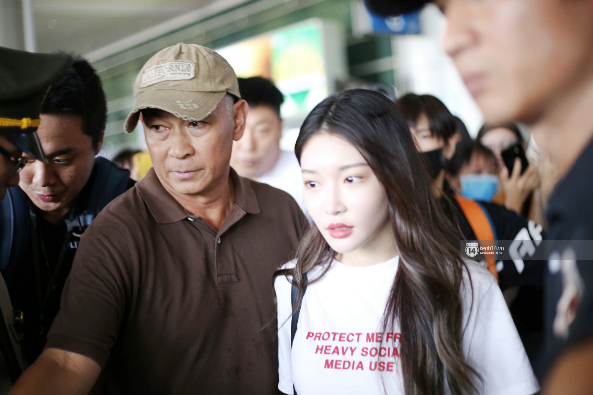 Dàn sao Hàn đổ bộ sân bay Tân Sơn Nhất: Lee Hyori thế hệ mới gặp sự cố mất đồ, Super Junior gây náo loạn