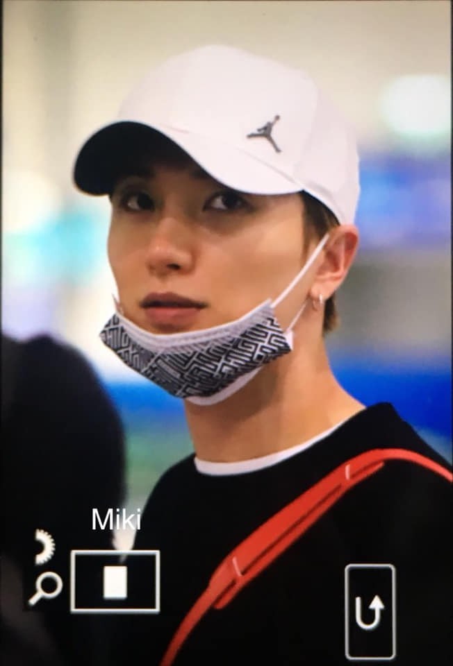 Dàn sao Hàn đổ bộ sân bay Tân Sơn Nhất: Lee Hyori thế hệ mới gặp sự cố mất đồ, Super Junior gây náo loạn