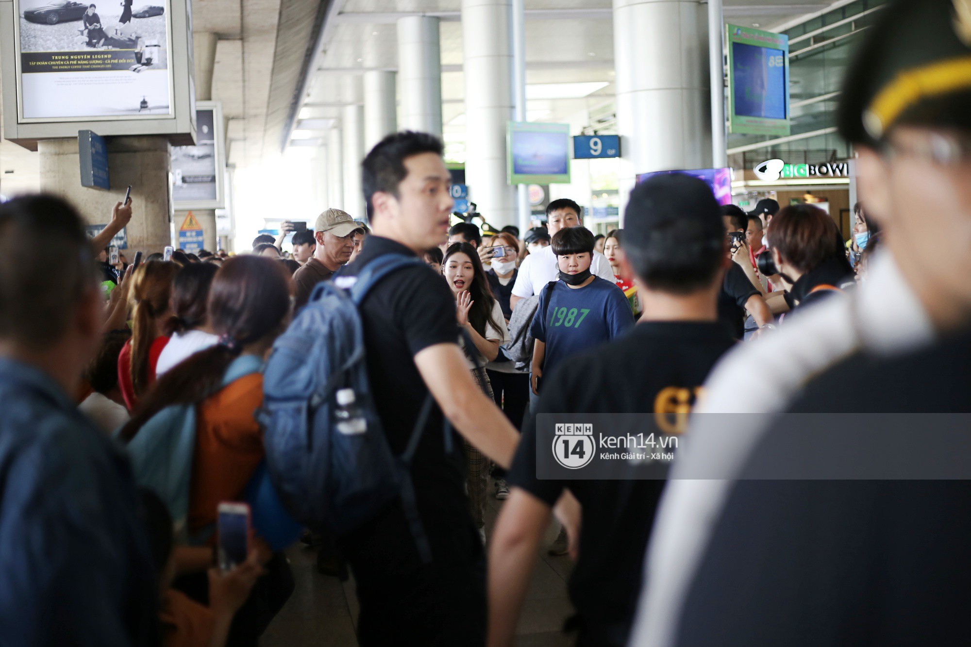 Dàn sao Hàn đổ bộ sân bay Tân Sơn Nhất: Lee Hyori thế hệ mới gặp sự cố mất đồ, Super Junior gây náo loạn