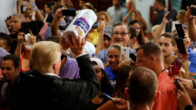 Thăm Puerto Rico, ông Trump ‘nói về dùng vali hạt nhân với Triều Tiên