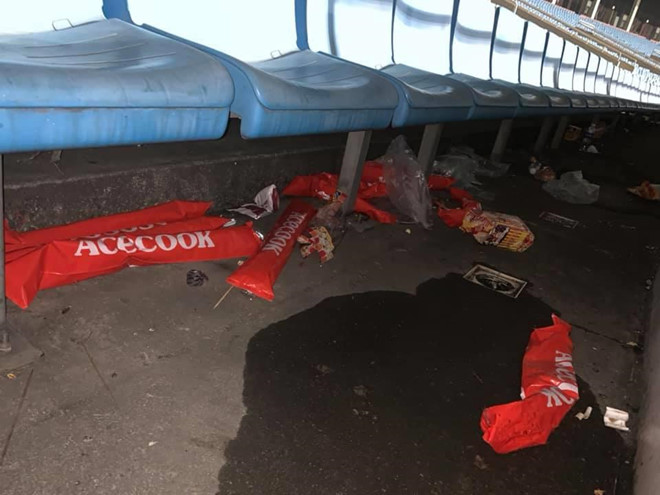 Cô gái từ Sài Gòn ra sân Mỹ Đình nhặt rác và cái kết tức phát khóc