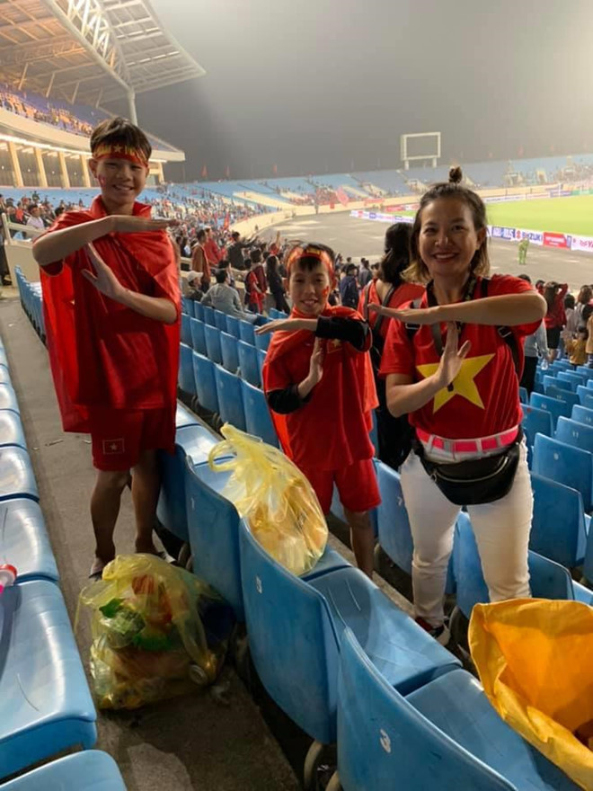 Cô gái từ Sài Gòn ra sân Mỹ Đình nhặt rác và cái kết tức phát khóc