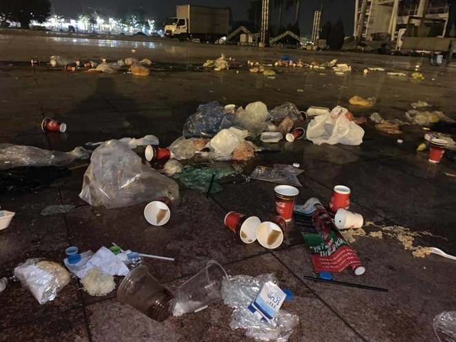 Cô gái từ Sài Gòn ra sân Mỹ Đình nhặt rác và cái kết tức phát khóc