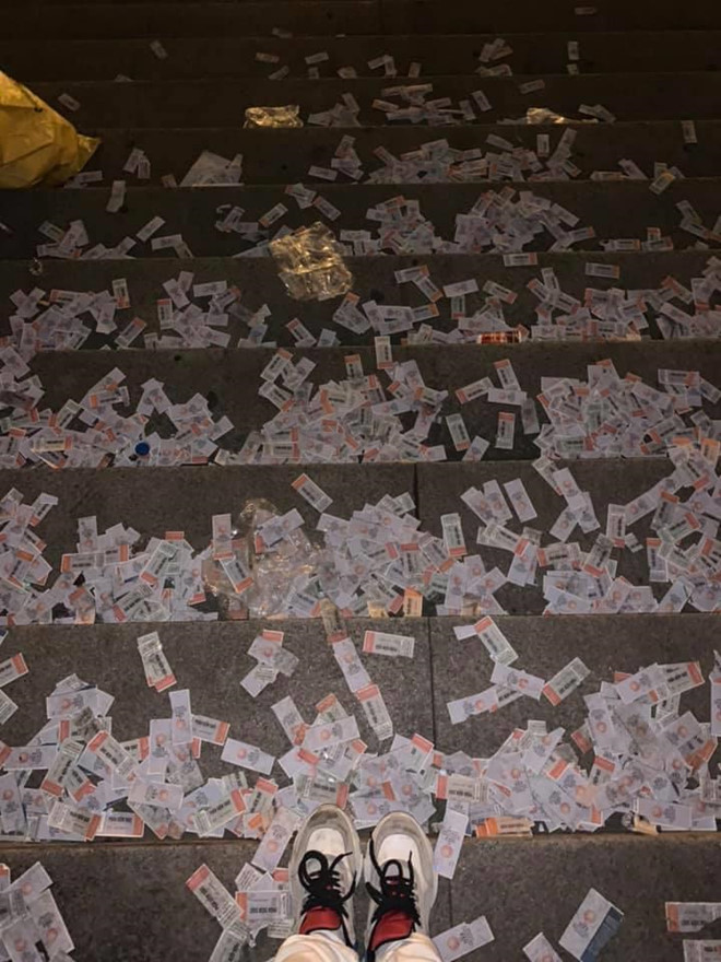 Cô gái từ Sài Gòn ra sân Mỹ Đình nhặt rác và cái kết tức phát khóc