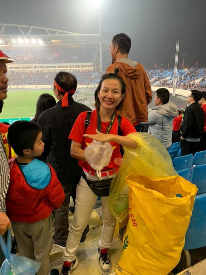 Cô gái từ Sài Gòn ra sân Mỹ Đình nhặt rác và cái kết tức phát khóc