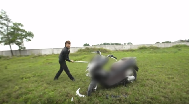 Công an vào cuộc vụ Khá Bảnh đốt xe máy 70 triệu để đổi xe điện rồi quay clip đăng tải trên FB