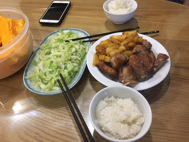 Chê chồng hạch sách khi tiền thì ít mà đòi ăn sang như nhà hàng, cô vợ bị chị em xúm lại mắng nhiếc vì điều này