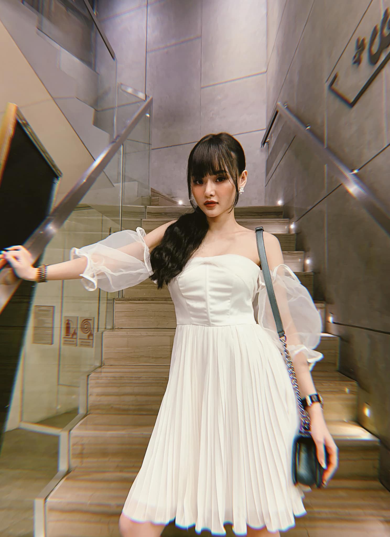 Ngỡ ngàng suýt không nhận ra diện mạo hiện tại của em gái Angela Phương Trinh, bớt khoe thân lại càng quyến rũ