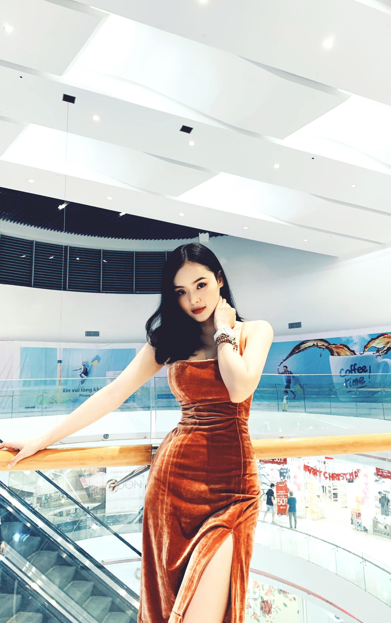 Ngỡ ngàng suýt không nhận ra diện mạo hiện tại của em gái Angela Phương Trinh, bớt khoe thân lại càng quyến rũ