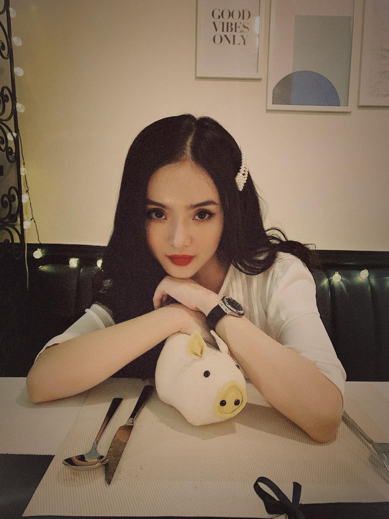 Ngỡ ngàng suýt không nhận ra diện mạo hiện tại của em gái Angela Phương Trinh, bớt khoe thân lại càng quyến rũ