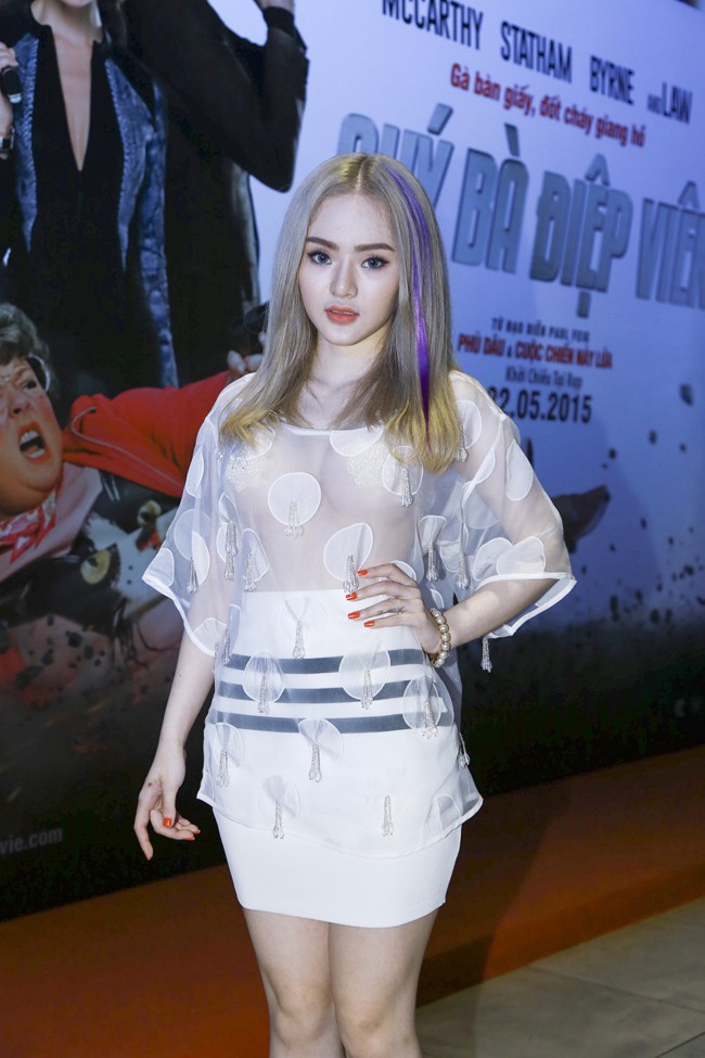 Ngỡ ngàng suýt không nhận ra diện mạo hiện tại của em gái Angela Phương Trinh, bớt khoe thân lại càng quyến rũ