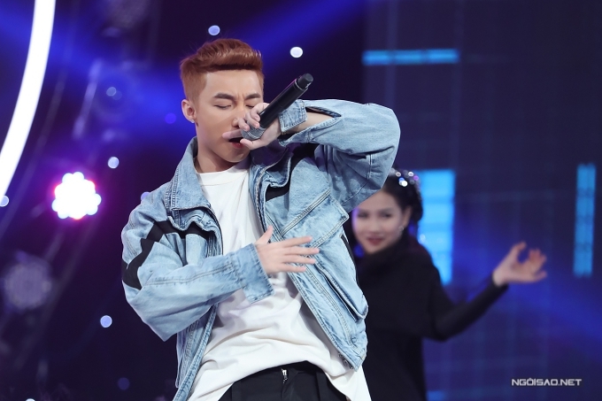 Hương Giang, Hoàng Thùy đua vẻ gợi cảm ở sự kiện