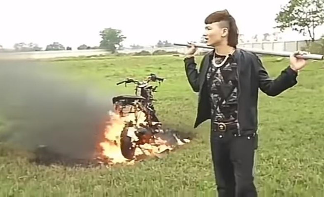 Lộ bằng chứng Khá Bảnh đốt xe để quảng cáo?