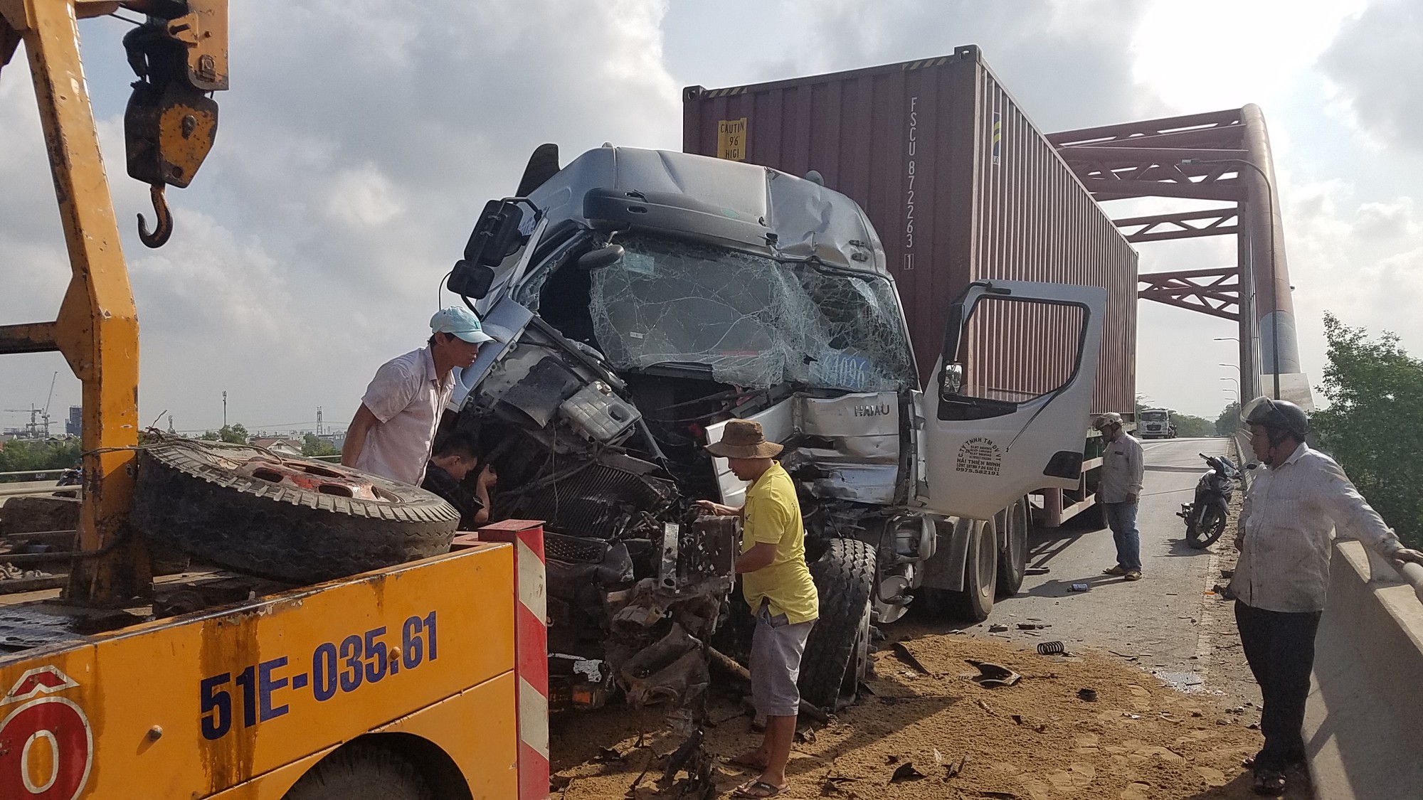 Va chạm 2 xe container, tài xế trọng thương mắc kẹt kêu cứu ở Sài Gòn