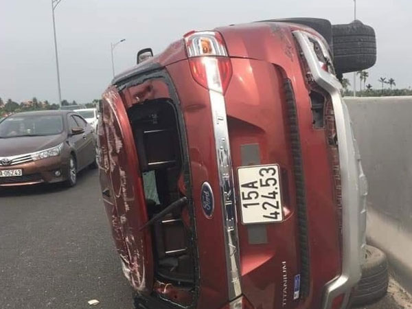 Xế hộp lật trên cao tốc Hạ Long-Hải Phòng, tài xế văng qua dải phân cách chết thảm