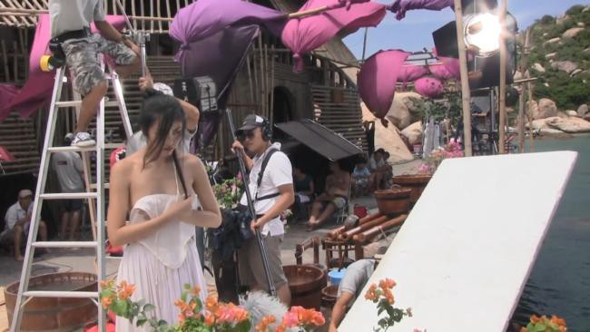 Cảnh Tăng Thanh Hà vô tư thay áo, suýt lộ ngực ở Mỹ nhân kế bất ngờ bị đào mộ gây xôn xao