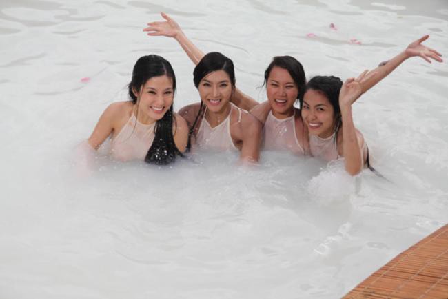 Cảnh Tăng Thanh Hà vô tư thay áo, suýt lộ ngực ở Mỹ nhân kế bất ngờ bị đào mộ gây xôn xao