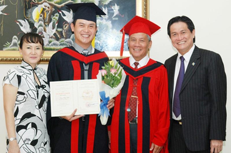 3 thiếu gia Việt tự lập, giàu có: Người làm nhân viên học việc, người mở cửa hàng bánh canh