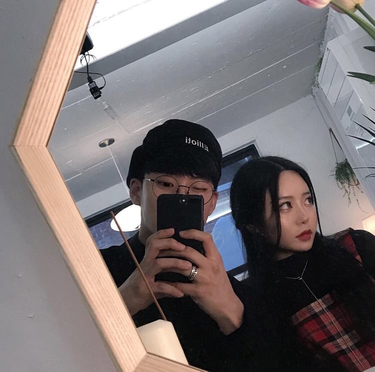 Chồng quanh năm suốt tháng mặc áo đen đi làm, vợ bỗng nhiên bị đồng nghiệp quay ra nói móc là sân si: Ủa, khá rảnh?