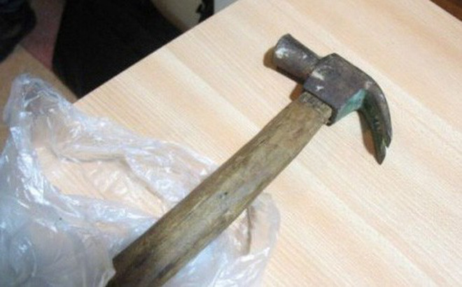 Tạm giữ giám đốc dùng búa đánh vào đầu phó giám đốc, trợ lý