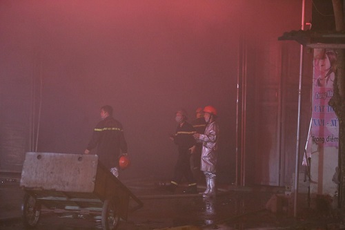 Kho chăn đệm ở khu công nghiệp cháy rụi