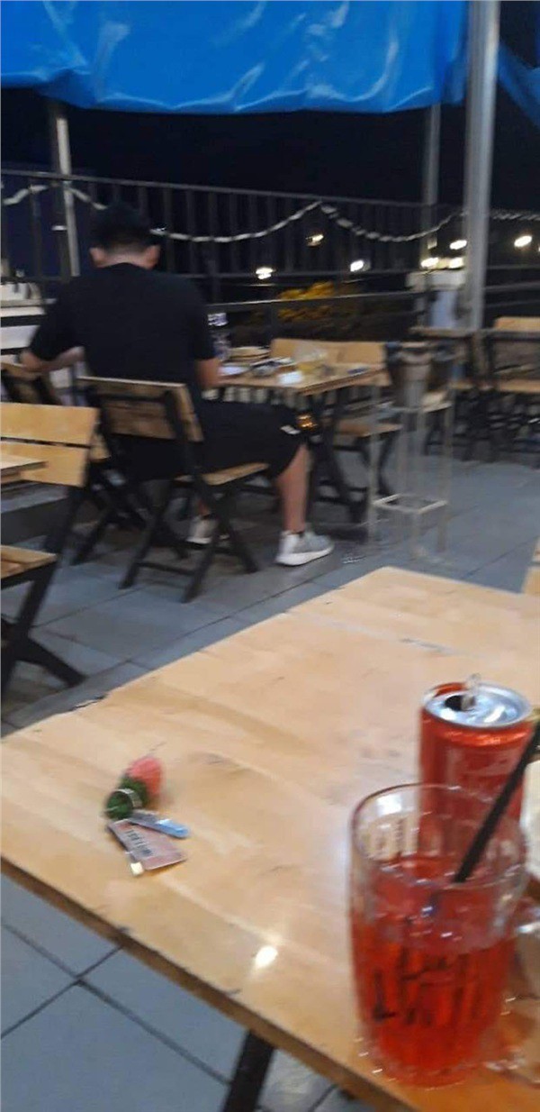 Cô gái đi ăn một mình và được chàng trai lạ trả tiền giúp, dân mạng tự hỏi bắt đầu của một câu chuyện ngôn tình đây ư?