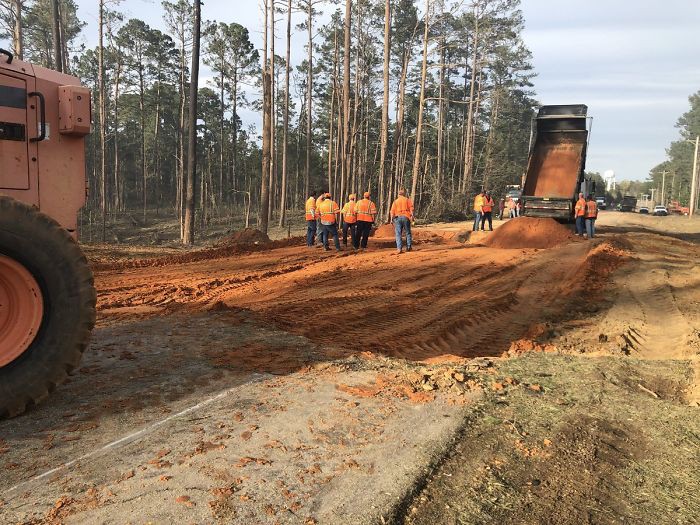 Mỹ: Tài xế xả thân mình lái xe bồn bốc cháy rời xa khu dân cư trước khi phát nổ