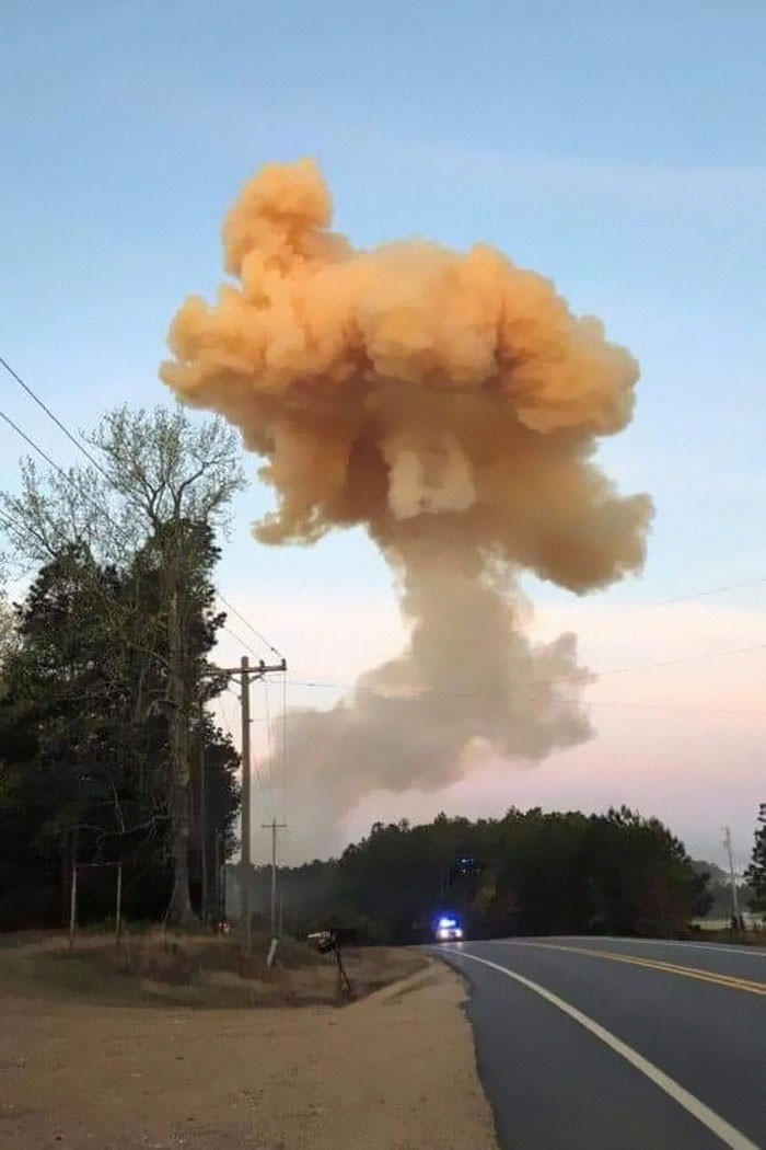 Mỹ: Tài xế xả thân mình lái xe bồn bốc cháy rời xa khu dân cư trước khi phát nổ