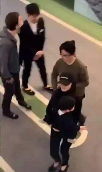 Bị chỉ trích vì phì phèo thuốc lá, Angelababy lấy lại hình ảnh bằng cách tay đau vẫn bế con đi chơi