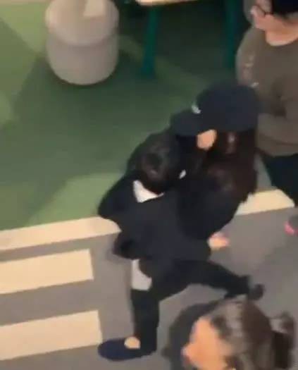 Bị chỉ trích vì phì phèo thuốc lá, Angelababy lấy lại hình ảnh bằng cách tay đau vẫn bế con đi chơi