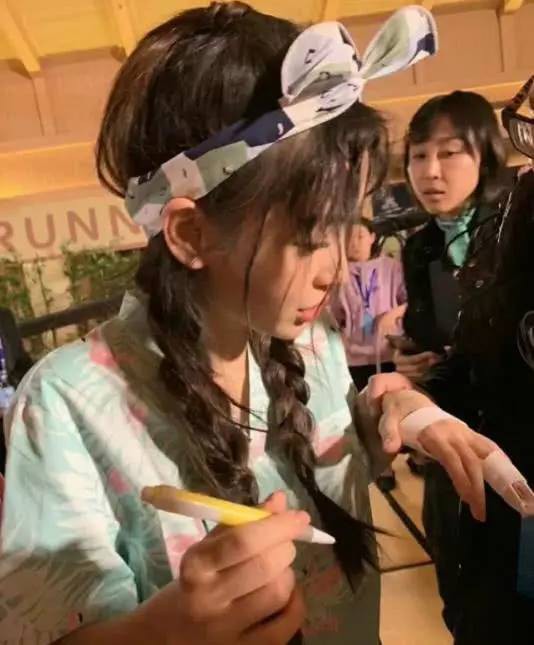 Bị chỉ trích vì phì phèo thuốc lá, Angelababy lấy lại hình ảnh bằng cách tay đau vẫn bế con đi chơi