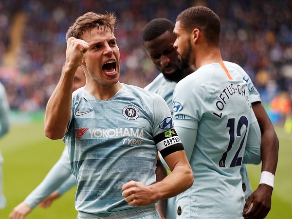 Azpilicueta ghi bàn trong thế việt vị, Chelsea ngược dòng may mắn